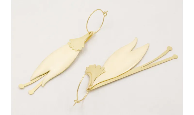 Pendientes gancho sencillo con flor plana esmaltad