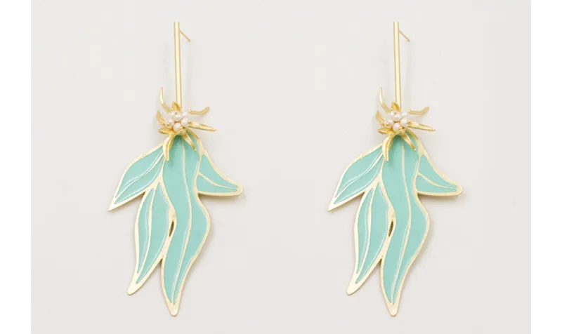 Pendientes perno listón dorado mate con flores esm