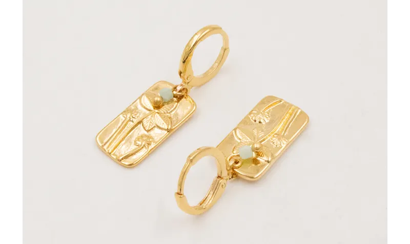 Pendientes ORO 18K. Cierre aro con colgante rectan