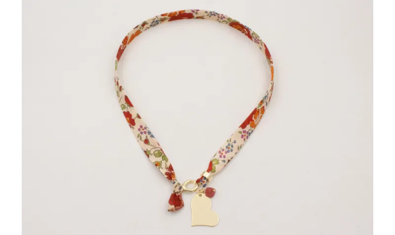 Collar lazo estampado bies flores beige y rojas co
