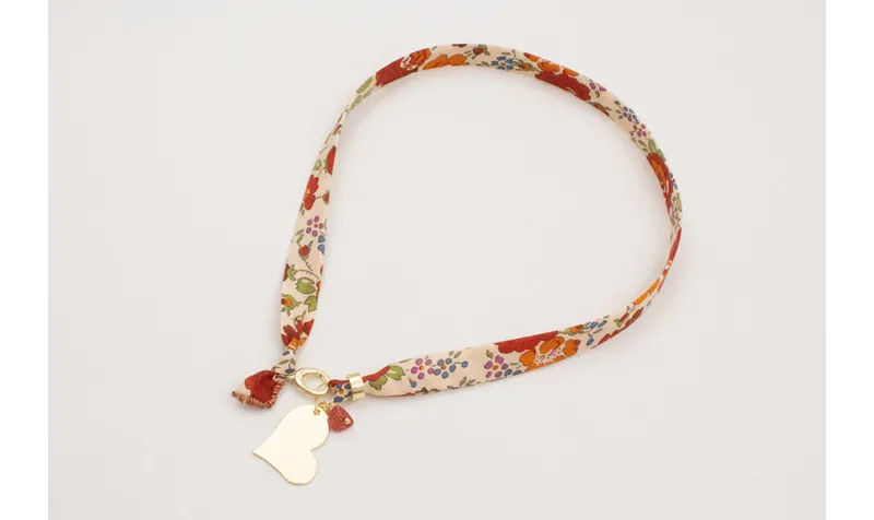 Collar lazo estampado bies flores beige y rojas co