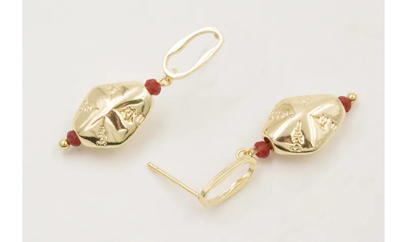 Pendientes perno ovalado dorado con colgante pepit