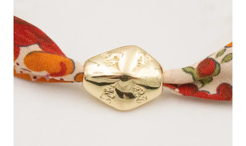 Pulsera lazo estampado bies flores beige y rojas c