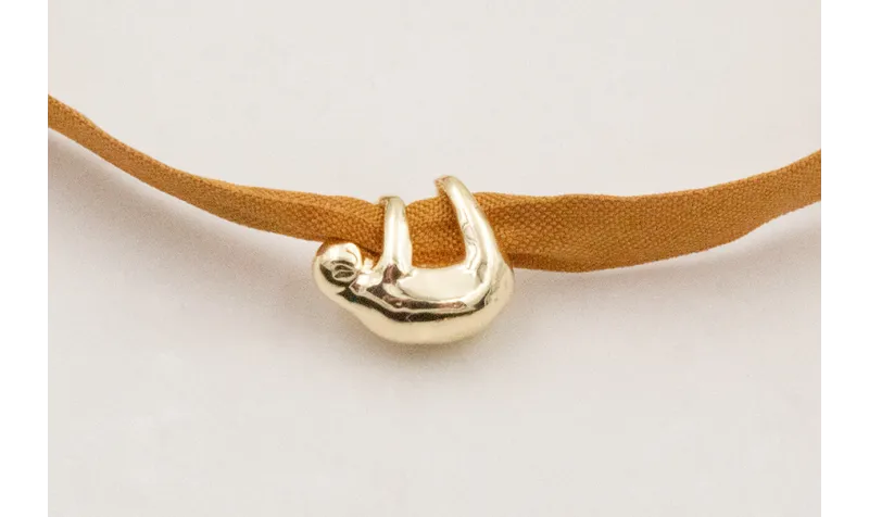 Pulsera seda natural casida color mostaza con koal