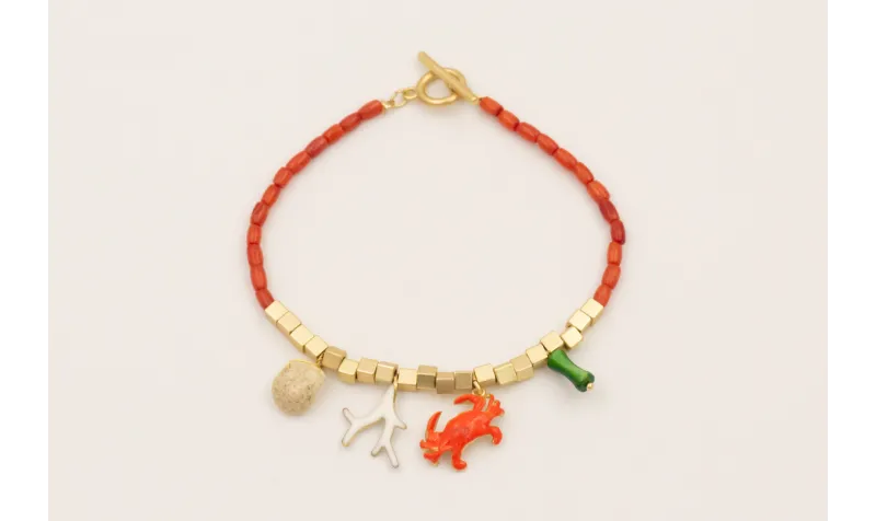 Pulsera con micro tubos de coral, cubos dorados ma