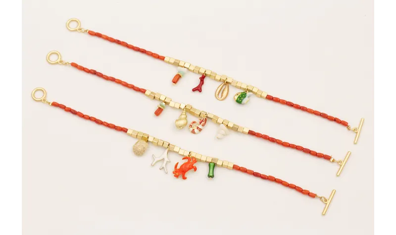 Pulsera con micro tubos de coral, cubos dorados ma