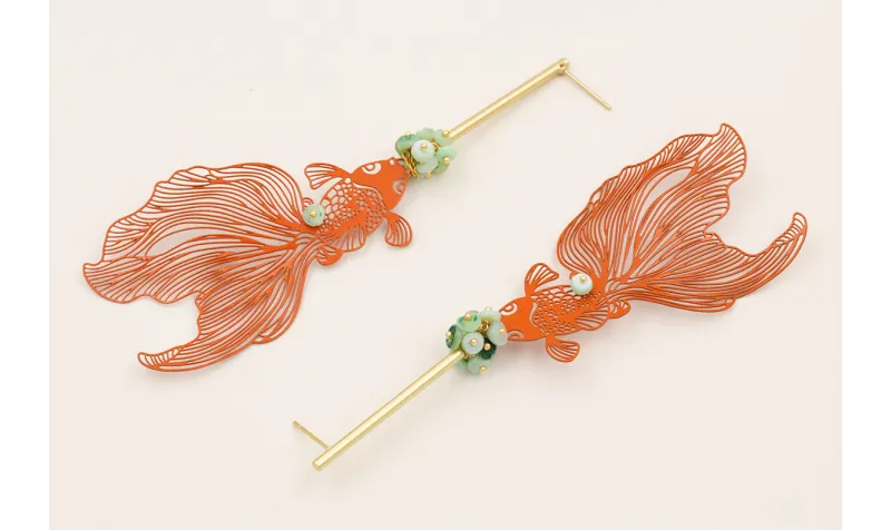 Pendientes perno pivote dorado mate con pez tropic