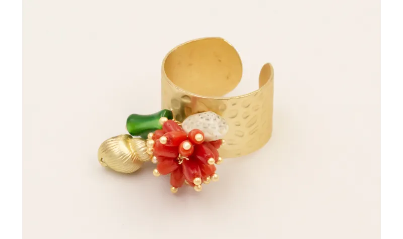 Anillo con burruño micro tubos coral,caracola dora