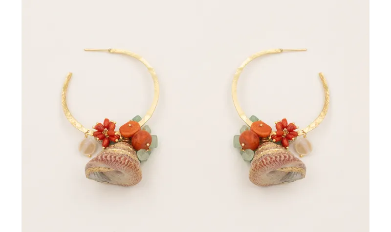 Pendientes aro plano con caracola piramida bordes 