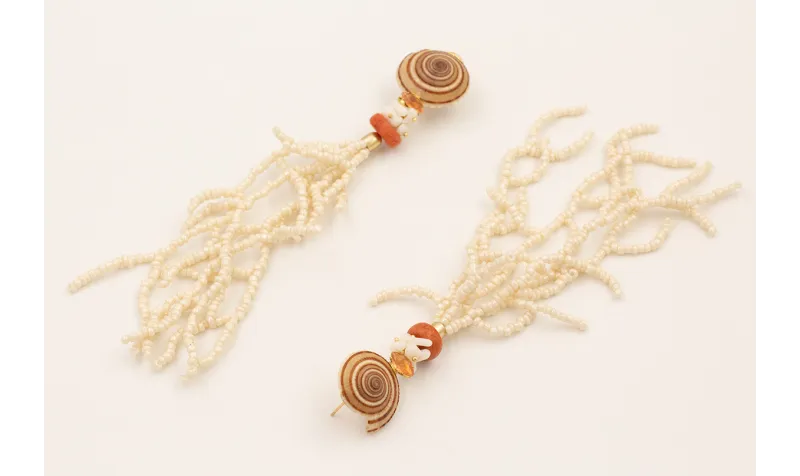 Pendientes perno caracola redonda con flecos rama 