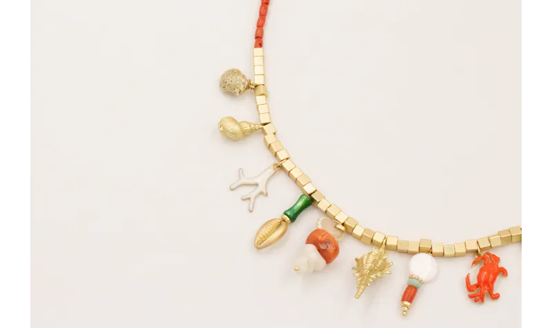 Collar micro tubos coral y cubos dorados mate con 