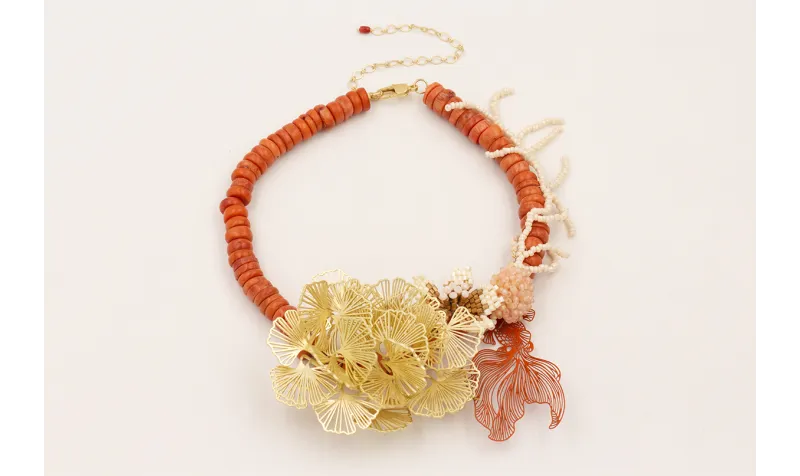 Collar discos coral con calas planas doradas mate,