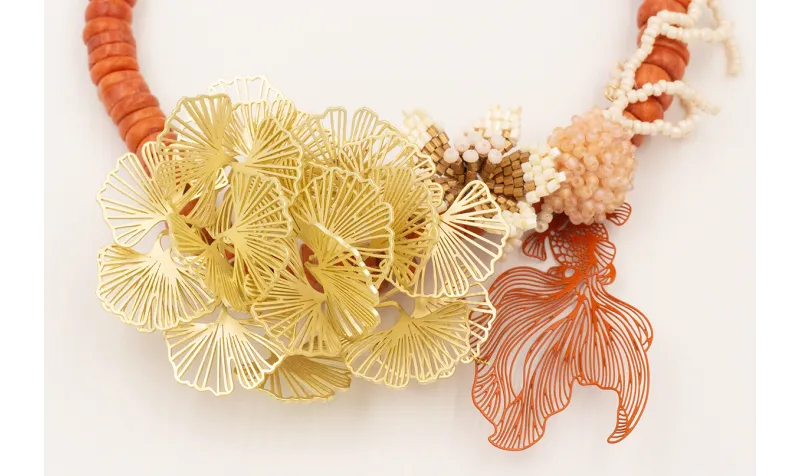 Collar discos coral con calas planas doradas mate,