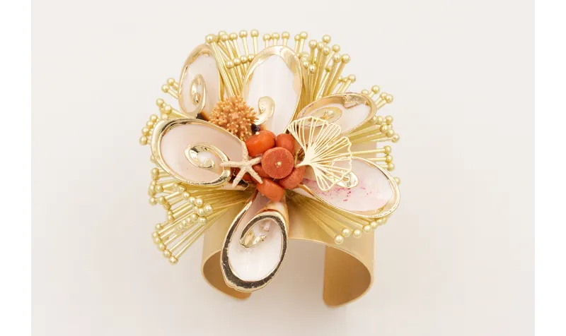 Brazalete caracolas blancas con los bordes dorados