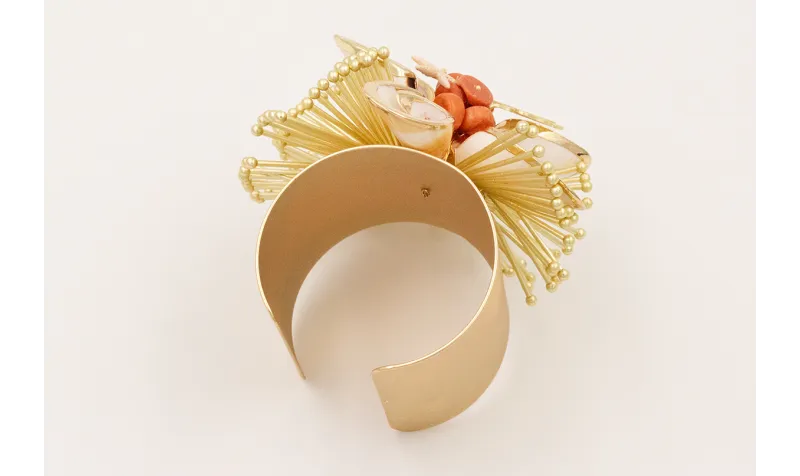Brazalete caracolas blancas con los bordes dorados