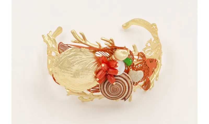 Brazalete de coral con pez tropical esmaltado nara