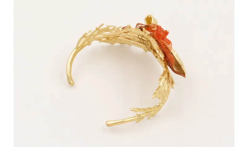 Brazalete de coral con pez tropical esmaltado nara