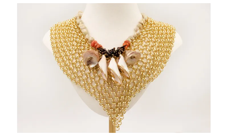 Collar malla pico con colgante scaracolas bordes d
