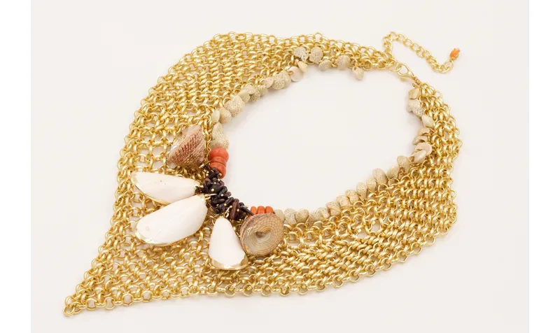 Collar malla pico con colgante scaracolas bordes d