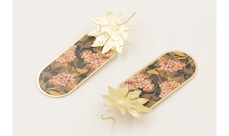 Pendientes perno hoja 9 puntas dorada mate con pie