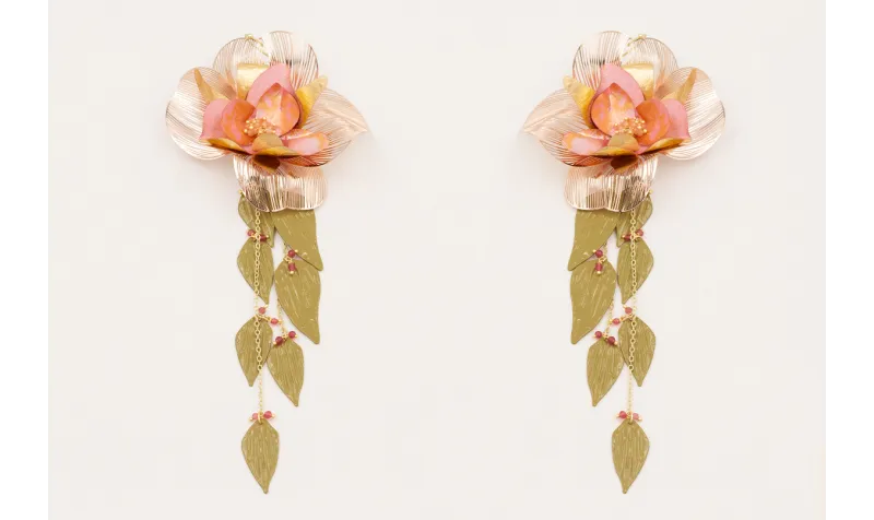 Pendientes gancho sencillo con flor alambre dorada