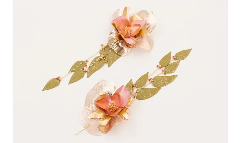 Pendientes gancho sencillo con flor alambre dorada