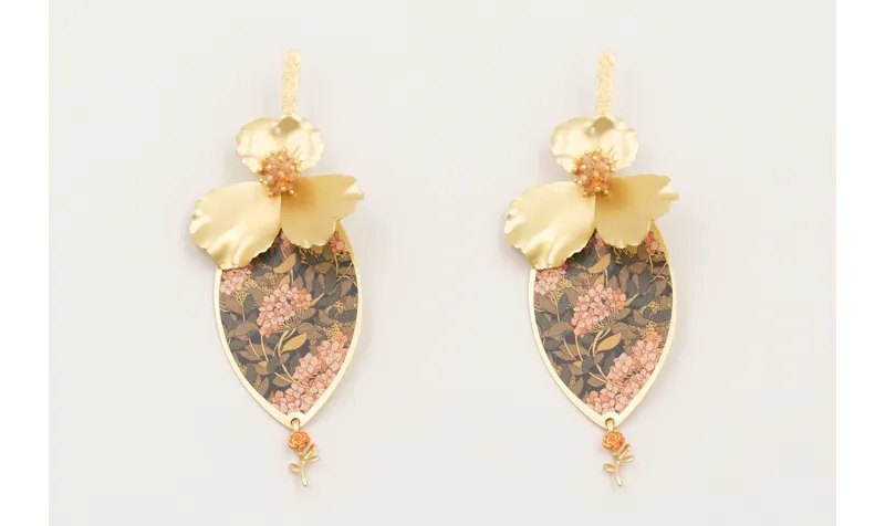 Pendientes perno lamina satinada con flor dorada m