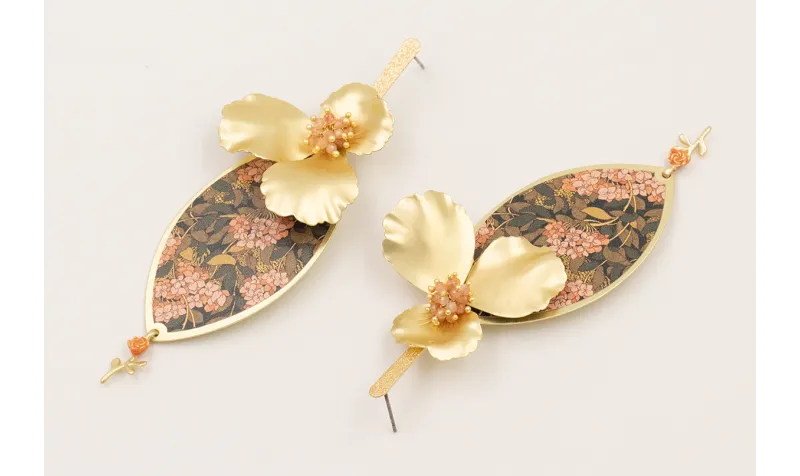 Pendientes perno lamina satinada con flor dorada m