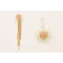 Pendientes asimetricos con flor alambre dorado mat