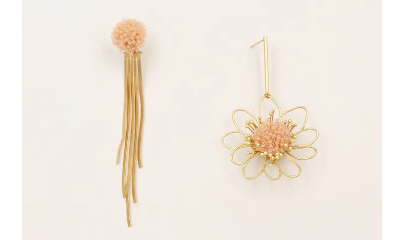 Pendientes asimetricos con flor alambre dorado mat