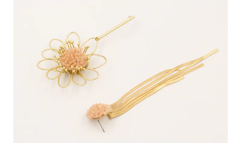 Pendientes asimetricos con flor alambre dorado mat