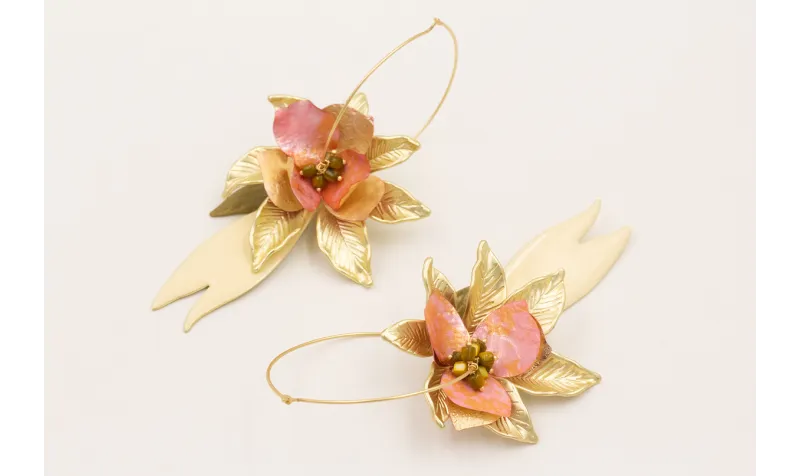 Pendientes aro grande dorado mate con flor grande,