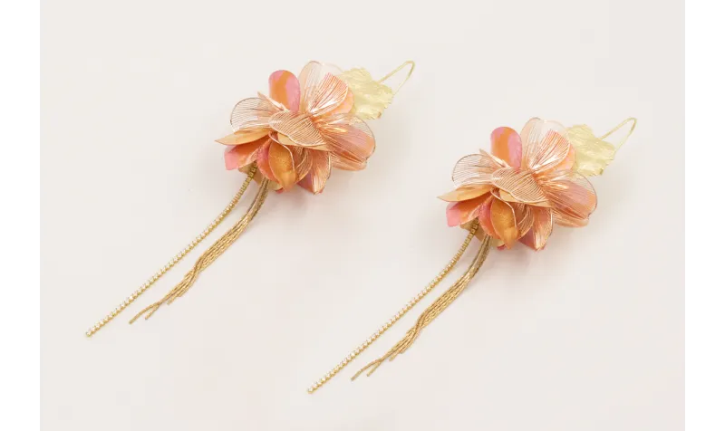 Pendientes perno hoja ovalada dorada mate con flor