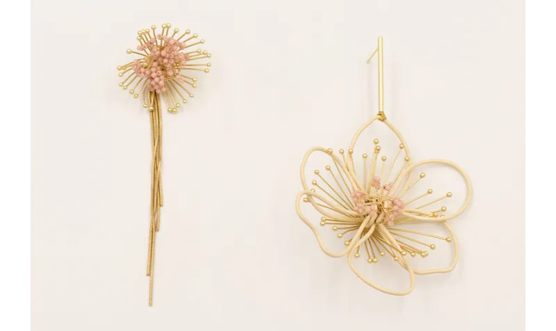 Pendientes asimetricos sol destelleante con ramas 