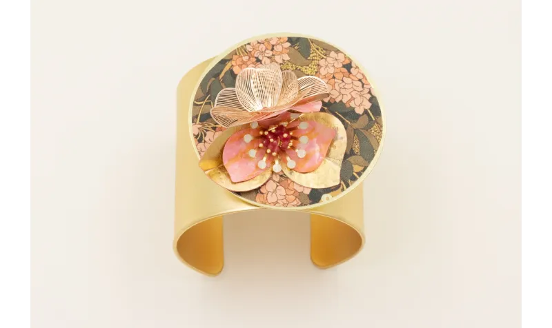 Brazalete con disco estampado flores rosas y ramas