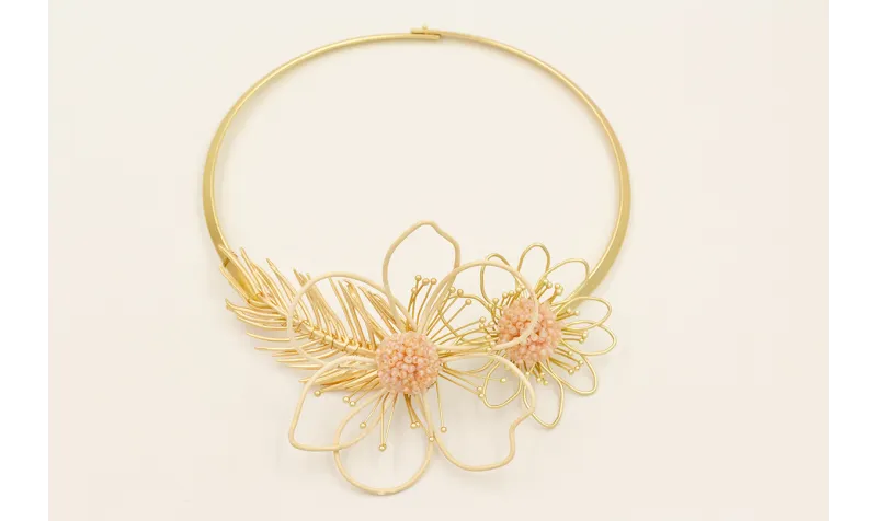 Collar rigido con rama dorada mate, flor de alambr