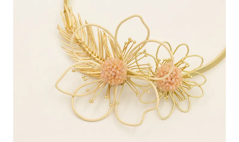 Collar rigido con rama dorada mate, flor de alambr