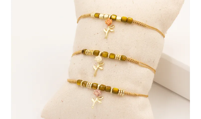 Pulsera hilo dorado metalico con cubos nacar marró