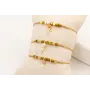 Pulsera hilo dorado metalico con cubos nacar marró