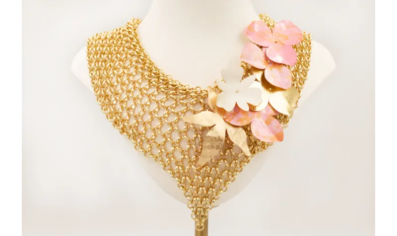  Collar malla en pico dorado mate con flores de le