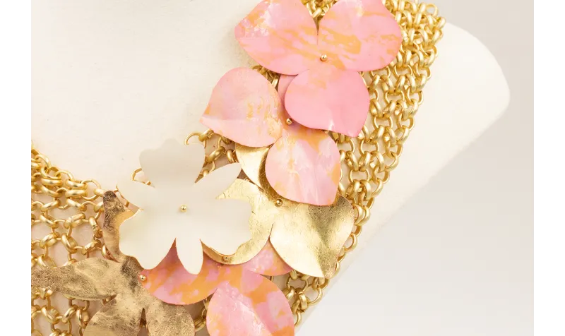  Collar malla en pico dorado mate con flores de le