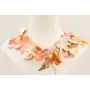 Collar de flores de lentejuelas rosas y doradas.