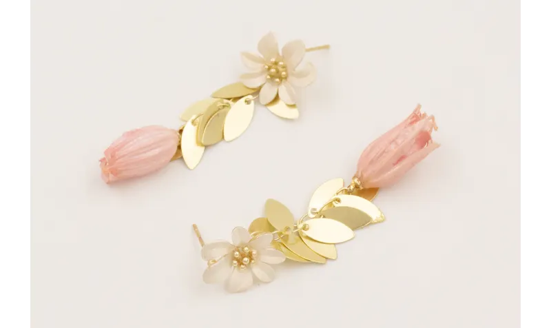 Pendientes perno flor esmalte natural crema,, colg