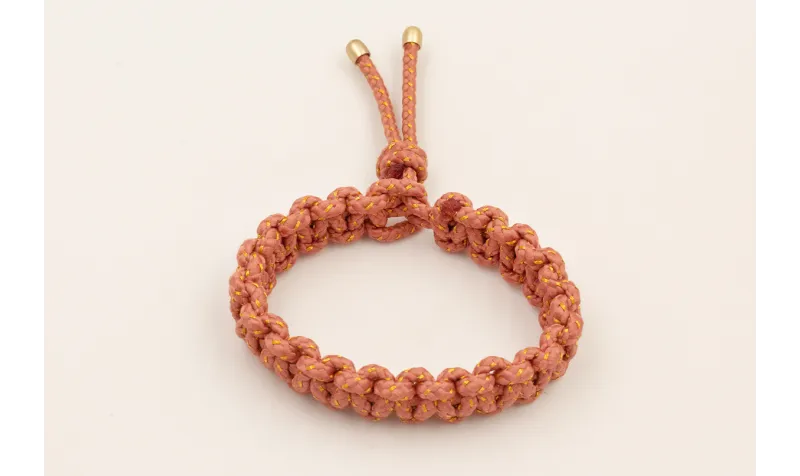 Pulsera cordón rosa palo con hilo dorado con nudo 