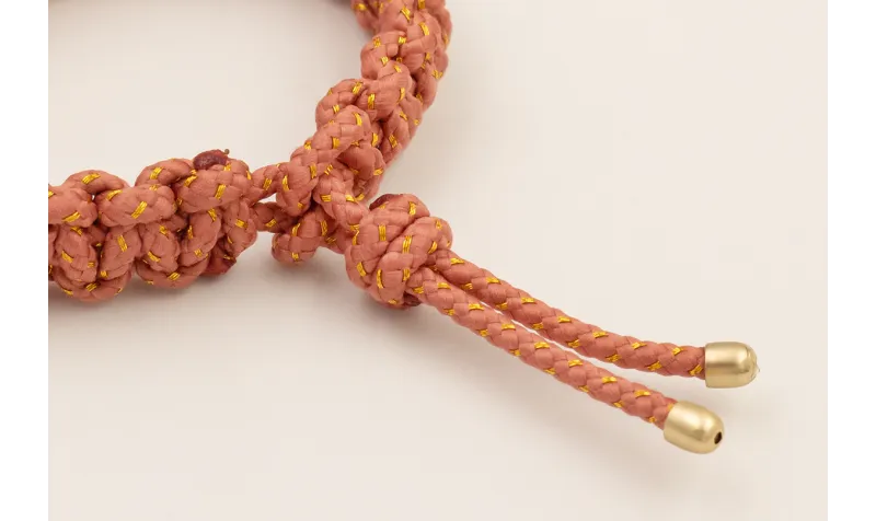 Pulsera cordón rosa palo con hilo dorado con nudo 