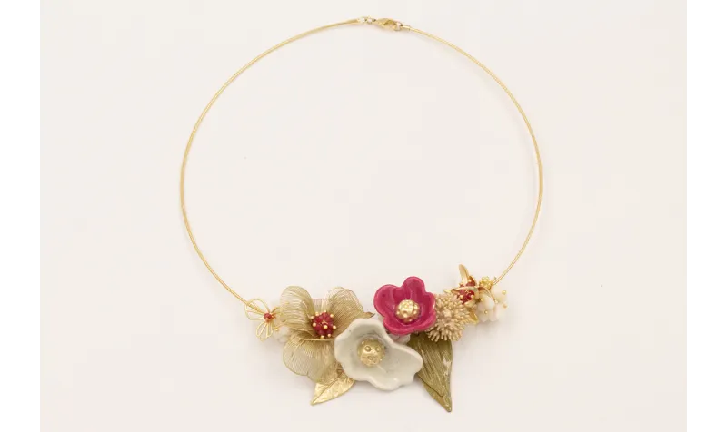 Collar rigido con flores acampanadas blanca, framb