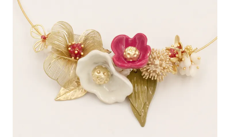 Collar rigido con flores acampanadas blanca, framb