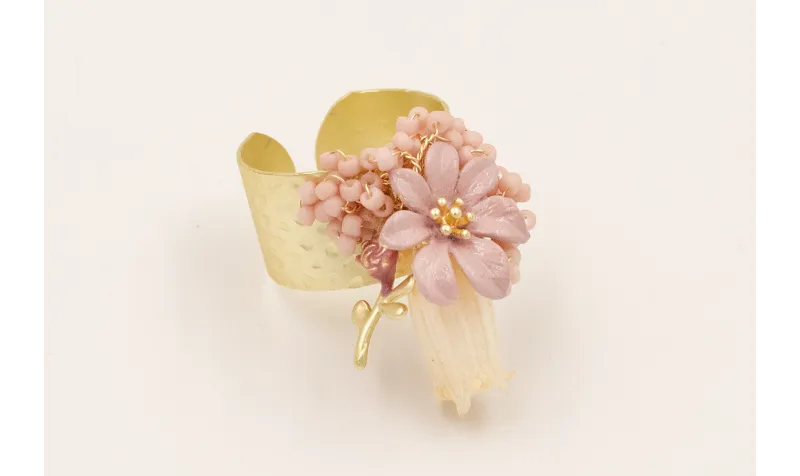 Anillo con ramillete abalorios rosa palo, campanil