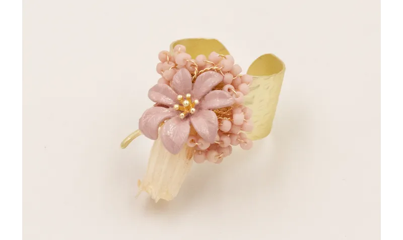Anillo con ramillete abalorios rosa palo, campanil