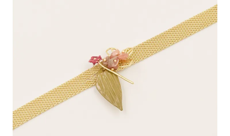 Pulsera cadena tira dorada mate con centro hoja es